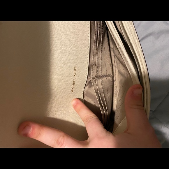 Micheal kors white crossbody - Picture 5 of 7